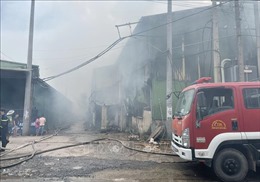 Cháy nhiều xưởng gỗ quy mô lớn ở Đồng Nai