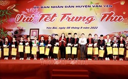 Phó Chủ tịch nước vui Tết Trung thu với học sinh tại Yên Bái