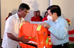 Trao tặng 1.000 áo phao cứu sinh đa năng cho ngư dân Bình Thuận