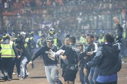 Vụ bạo loạn sân cỏ ở Indonesia: Nhiều người tử vong cùng lúc chủ yếu do... hơi cay
