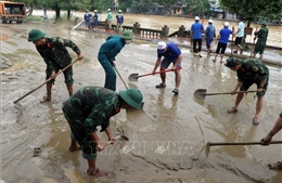 Khẩn trương dọn dẹp các tuyến đường ở TP Huế sau khi nước lũ rút