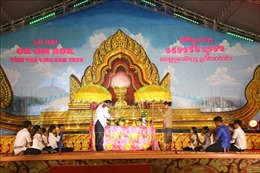 Hàng nghìn người dân, du khách vui lễ hội Ok Om Bok cùng đồng bào Khmer