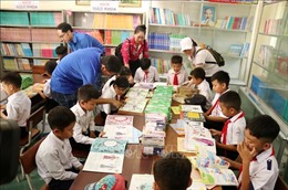 Tủ sách Đinh Hữu Dư đến với học sinh vùng khó khăn của Đắk Lắk