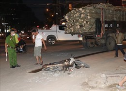 Xe tải chở gỗ va chạm xe máy khiến một người tử vong tại chỗ