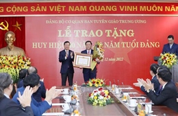 Trao tặng Huy hiệu 40 năm tuổi Đảng cho đồng chí Nguyễn Trọng Nghĩa