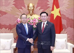Chủ tịch Quốc hội Vương Đình Huệ tiếp Đại sứ Vương quốc Campuchia Chay Navuth