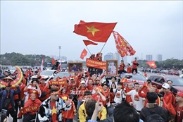 Khán giả đổ về sân Mỹ Đình cổ vũ cho đội tuyển Việt Nam