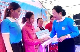 Xuân yêu thương đến với phụ nữ và học sinh khó khăn vùng biên giới Quảng Bình