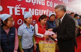 Chánh án Tòa án Nhân dân tối cao thăm, tặng quà Tết tại tỉnh Tuyên Quang
