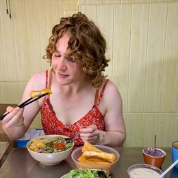 Diễn viên Mỹ Corrin Carlson và niềm đam mê ẩm thực đường phố Việt Nam
