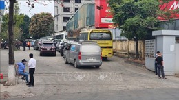 Nhiều xe ô tô từ Hà Nội dồn về các trung tâm đăng kiểm Vĩnh Phúc gây quá tải