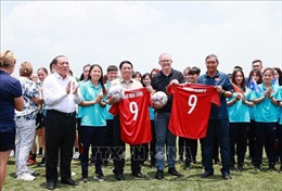 Thủ tướng Phạm Minh Chính và Thủ tướng Australia giao lưu với đội bóng đá nữ của 2 nước