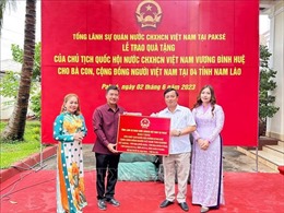Trao quà của Chủ tịch Quốc hội cho bà con Việt Nam tại 4 tỉnh Nam Lào