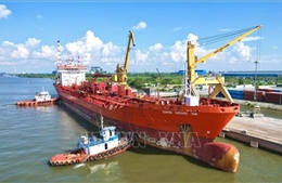 Lần đầu tiên tiếp nhận tàu tải trọng 20.000 tấn vào sông Hậu