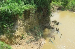 Hàng chục vị trí ven sông, suối bị sạt lở ở Kon Tum