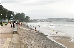 Khẩn trương tìm kiếm thanh niên bị sóng biển cuốn trôi ở Phan Thiết