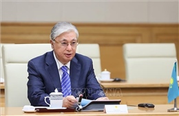Tổng thống Cộng hòa Kazakhstan Kassym-Jomart Tokayev thăm một số doanh nghiệp tại Bắc Ninh