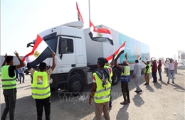 Thêm 10 xe hàng viện trợ vào Gaza qua cửa khẩu Rafah