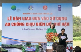 Bàn giao ao chống chịu biến đổi khí hậu hỗ trợ nông dân Đắk Lắk