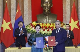Chủ tịch nước Võ Văn Thưởng và Tổng thống Mông Cổ chứng kiến Lễ ký kết các văn bản hợp tác giữa hai nước