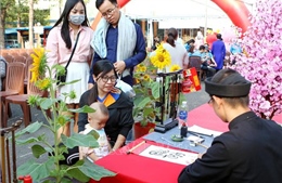 Hơn 21.000 gia đình công nhân được vui Tết miễn phí tại Công viên Văn hóa Đầm Sen