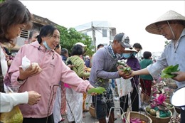 Độc đáo phiên chợ chỉ dùng lá cây thanh toán ở Tây Ninh