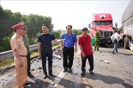 Ghi hình xử phạt tài xế vượt ẩu trên đường cao tốc Cam Lộ - La Sơn