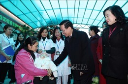 Chủ tịch nước thăm, chúc mừng các thầy thuốc Trạm Y tế xã Thanh Phong