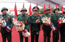 Thứ trưởng Bộ Quốc phòng Hoàng Xuân Chiến dự lễ giao nhận quân tại tỉnh Hưng Yên