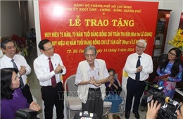 Trao Huy hiệu Đảng cho nhà thơ Lê Giang và nhạc sĩ Lư Nhất Vũ