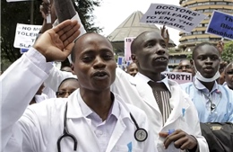 Bác sĩ bệnh viện công tại Kenya đình công trên toàn quốc
