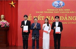 Ba học sinh Trung học Phổ thông đầu tiên ở Bắc Ninh được kết nạp Đảng