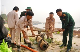 Xử lý thành công quả bom nặng khoảng 230 kg sát bờ kè sông Nhật Lệ