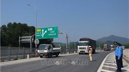 Chuyên gia khuyến cáo tránh nổ lốp ô tô trên cao tốc Cam Lộ - La Sơn