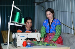 Phụ nữ dân tộc Mông giảm nghèo từ trang phục truyền thống