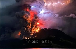 Núi lửa ở Indonesia tiếp tục phun trào sau khi hàng nghìn người phải sơ tán
