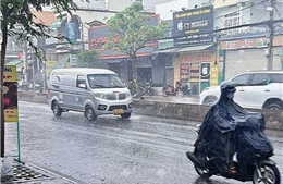 Thành phố Hồ Chí Minh mưa trắng trời, nhiều tuyến đường ngập nước 