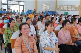 Đoàn đại biểu Quốc hội tỉnh Sóc Trăng tiếp xúc cử tri là công nhân lao động
