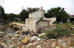 Công trình cầu chậm tiến độ gây nguy hiểm cho người dân mùa mưa lũ