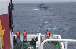 Lai kéo tàu cá bị hỏng máy trên biển vào bờ an toàn