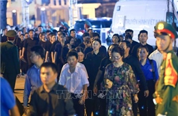 Rất đông người dân xếp hàng trong đêm tại Nhà tang lễ Quốc gia