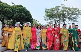 Xác lập kỷ lục &#39;Số người mặc áo dài truyền thống có họa tiết họa sen nhiều nhất Việt Nam&#39;