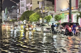 Nhiều tuyến đường ở thành phố Long Xuyên ngập nặng sau mưa lớn