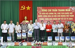 Chủ tịch Quốc hội tặng quà Tết gia đình chính sách, người nghèo, công nhân khó khăn tỉnh Hậu Giang