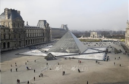 Bảo tàng Louvre lần đầu tiên trở thành điểm triển lãm thời trang