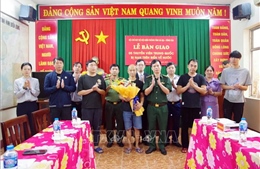 Bàn giao 5 thuyền viên người Trung Quốc bị nạn trên biển về nước