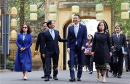 Phó Thủ tướng, Bộ trưởng Ngoại giao Bùi Thanh Sơn và Bộ trưởng Ngoại giao Thái Lan tham quan Hoàng thành Thăng Long