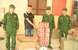Bắt giữ 8 đối tượng vận chuyển gần 400kg pháo nổ nhập lậu