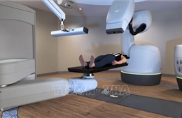 Bệnh viện đầu tiên tại Việt Nam đầu tư hệ thống robot xạ phẫu tích hợp AI điều trị ung thư
