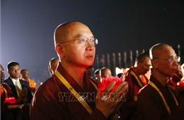 Hơn 10.000 người tham gia lễ thắp nến cầu hòa bình trong khuôn khổ Đại lễ Vesak 2025